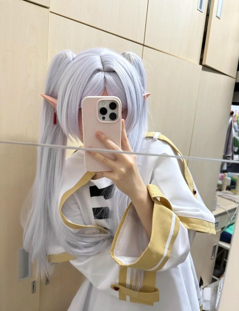Phong cách cosplay anime frieren với thần thái nhẹ nhàng