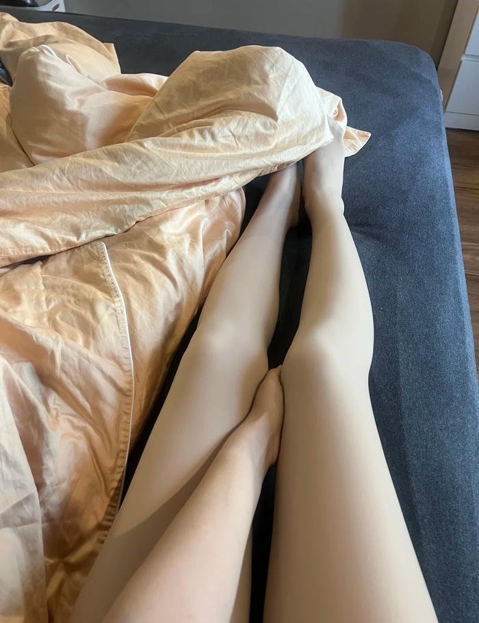 Phong thái tự nhiên của đôi chân nữ trong ảnh chụp