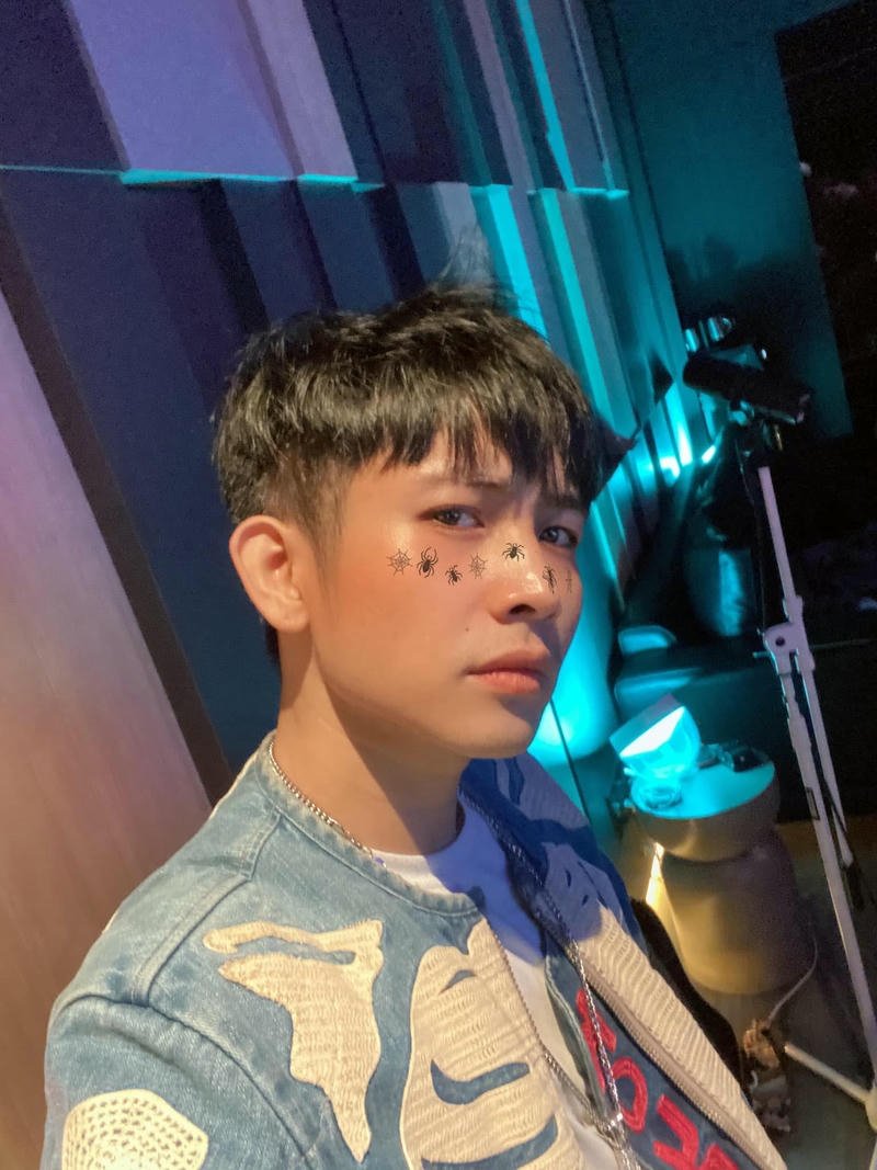 Ricky Star cùng hiệu ứng màu sắc nổi bật