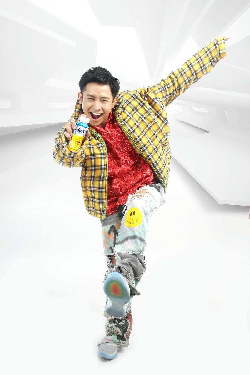 Ricky Star tạo dáng biểu cảm cực ngầu