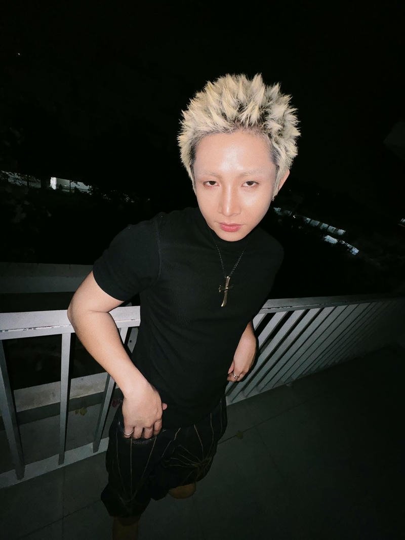 Ricky Star tạo dáng tự nhiên trước ống kính