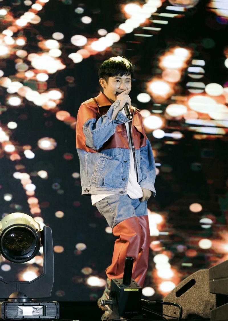 Ricky Star trong khung cảnh âm nhạc sôi động