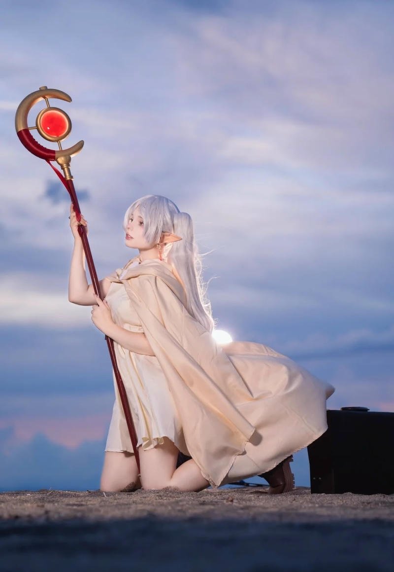 Tạo dáng Frieren cosplay anime giống nhân vật gốc