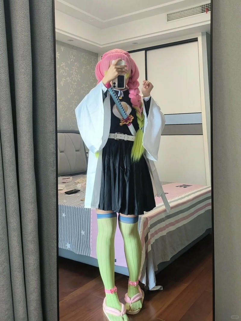 Tạo dáng Mitsuri giống anime với thần thái nhẹ nhàng