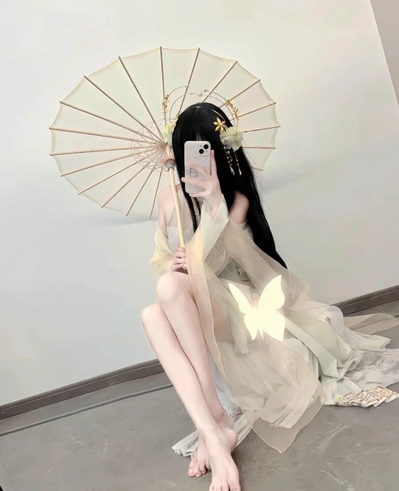 Tạo dáng chiến đấu mang đậm phong cách game mobile