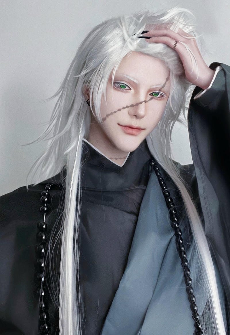 Tạo dáng cosplay anime giống nhân vật gốc