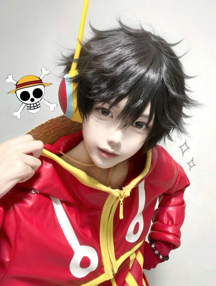 Tạo hình Luffy trẻ trung với áo đỏ và dây mũ rơm