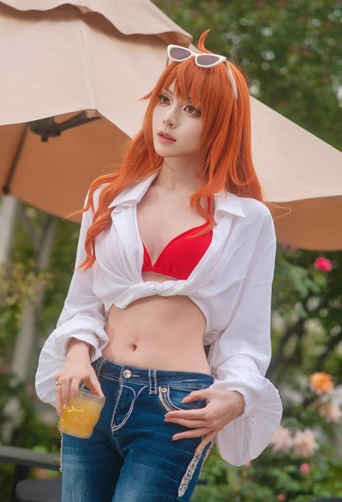 Tạo hình Nami với áo khoác và bikini ngoài trời