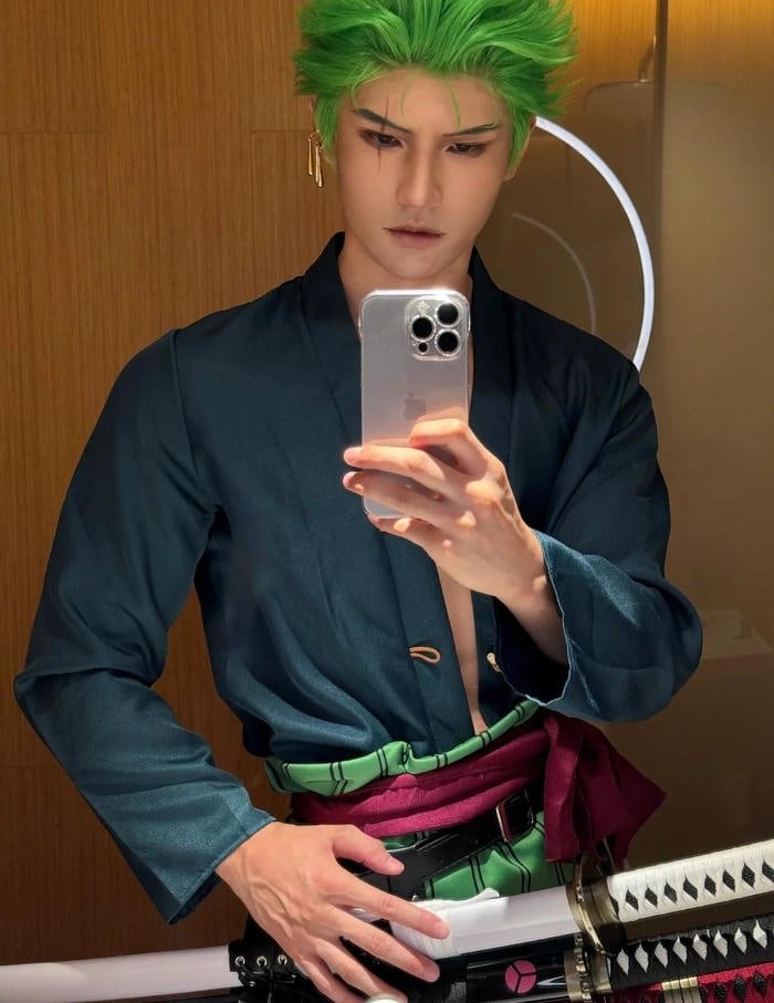 Tạo hình Zoro cầm điện thoại phong cách ngầu lòi