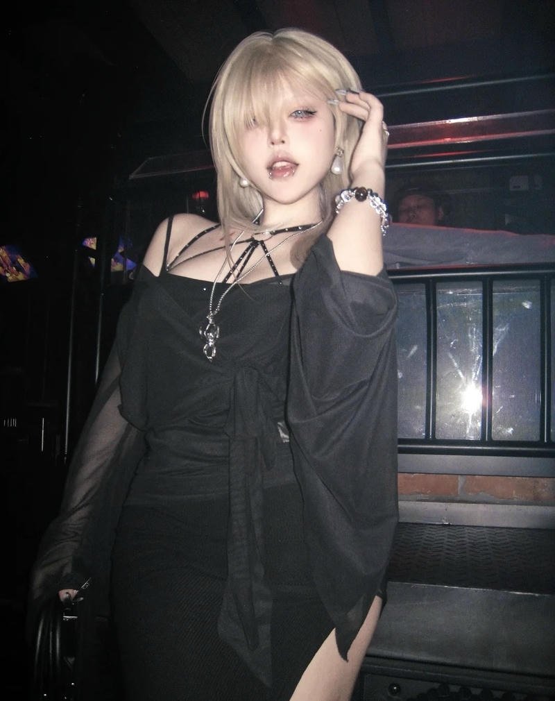 Tạo hình gái xinh đi bar mặc váy body tôn dáng