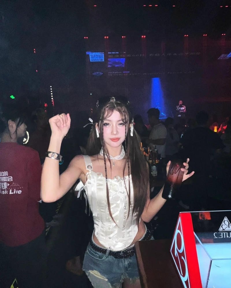 Thần thái nổi bật giúp cô gái trở thành tâm điểm