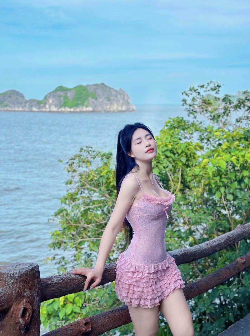 Thiếu nữ xinh đẹp với mái tóc dài trong gió biển