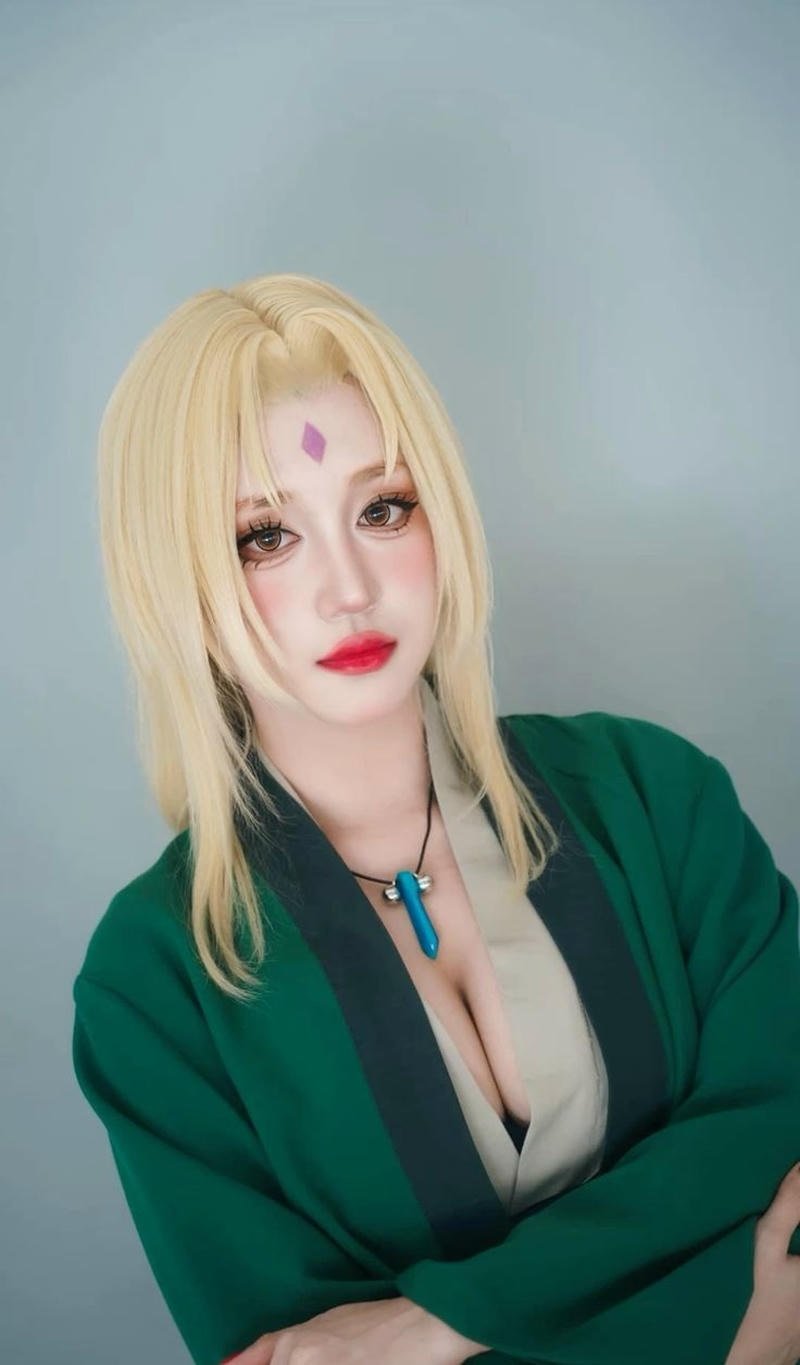 Tsunade cosplay ánh nhìn quyền lực cuốn hút mọi nam nhân