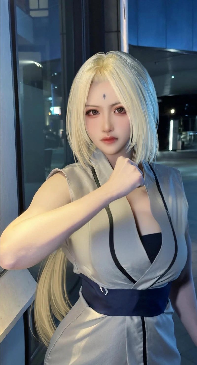 Tsunade cosplay đẹp với phong cách quyền lực nữ tính