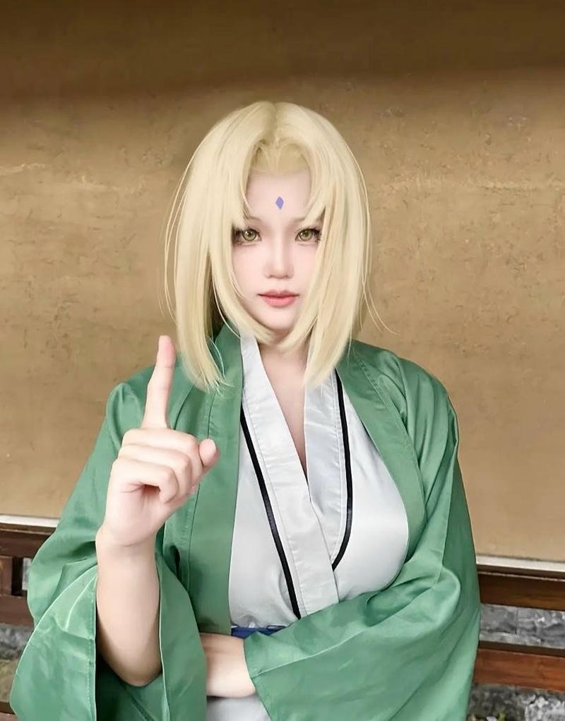 Tsunade cosplay nổi bật với trang phục ninja đặc trưng