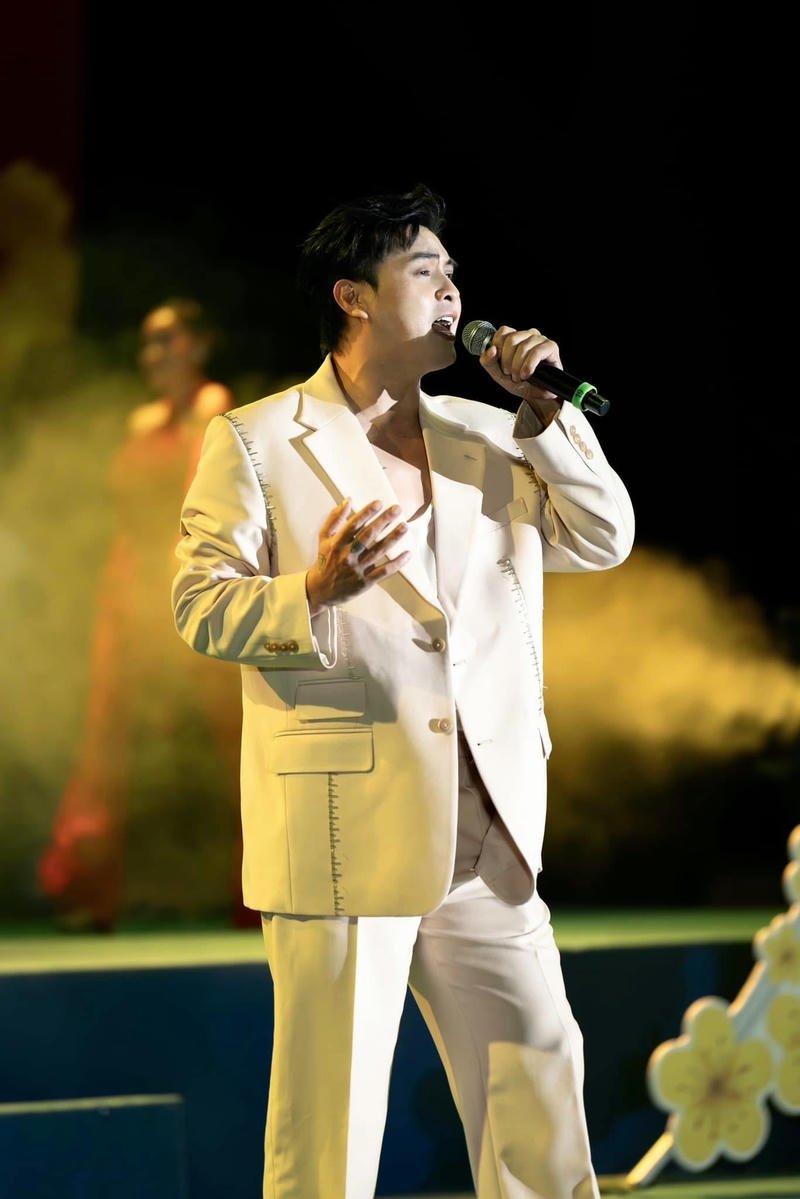 hình nền Hồ Quang Hiếu đẹp trai chụp góc nghiêng