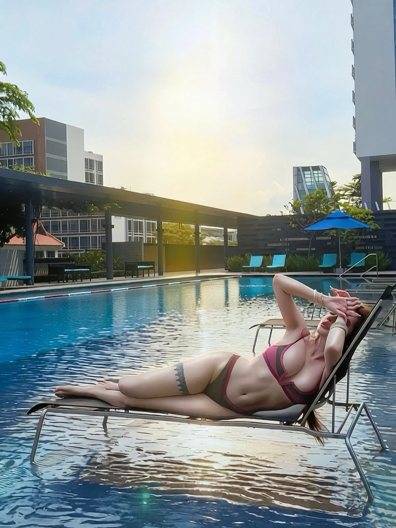 Ảnh Elly Trần bikini sexy trong không gian biển đầy cuốn hút