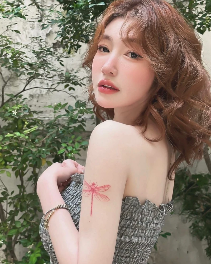 Ảnh Elly Trần bikini sexy với ánh nhìn sắc sảo ấn tượng