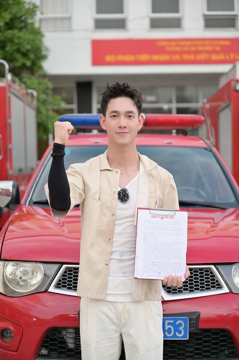 Ảnh Song Luân biểu cảm nhẹ nhàng tạo cảm giác thư thái