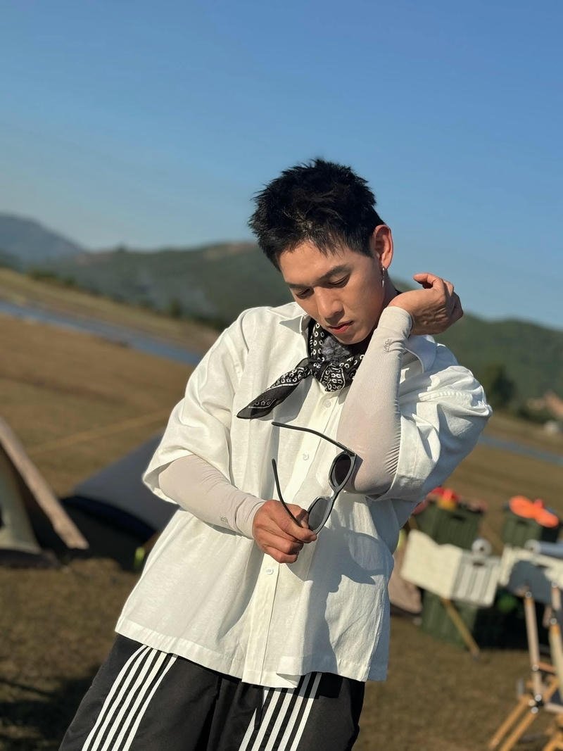 Ảnh Song Luân phong cách hiện đại trẻ trung năng động