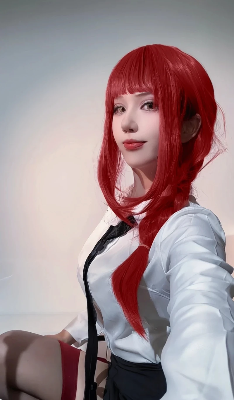 Ánh mắt sắc bén đầy mê hoặc trong Makima cosplay