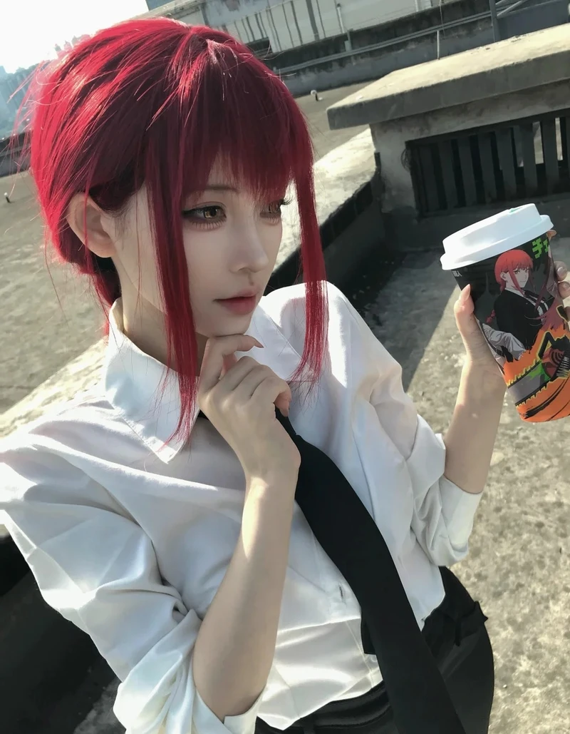 Ánh mắt vàng sắc lạnh nổi bật trong Makima cosplay