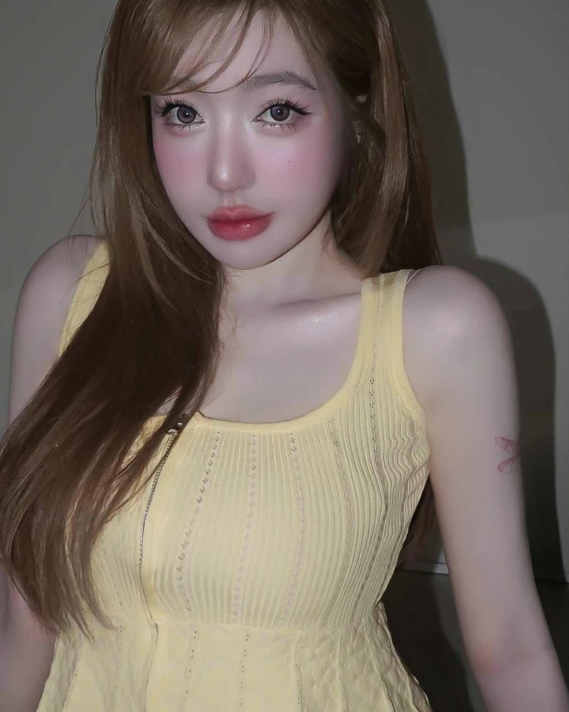 Biểu cảm ngọt ngào mê hoặc qua ảnh Elly Trần bikini