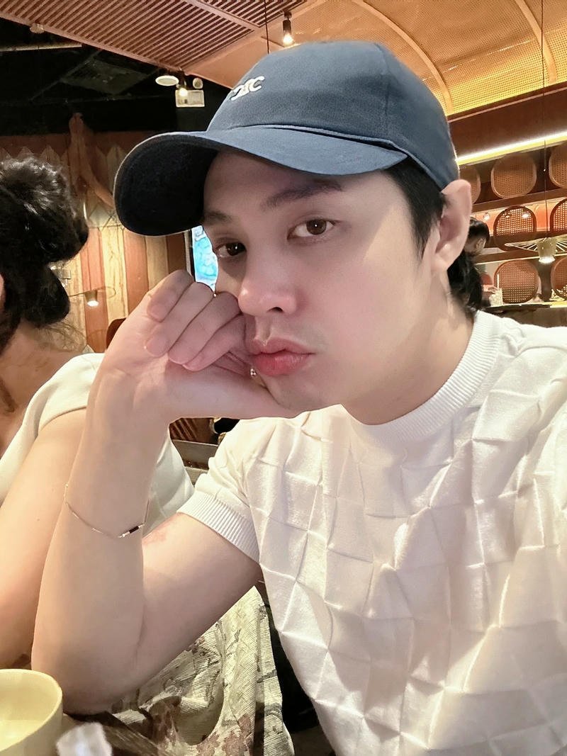 Chân dung Noo Phước Thịnh tông màu ấm nổi bật