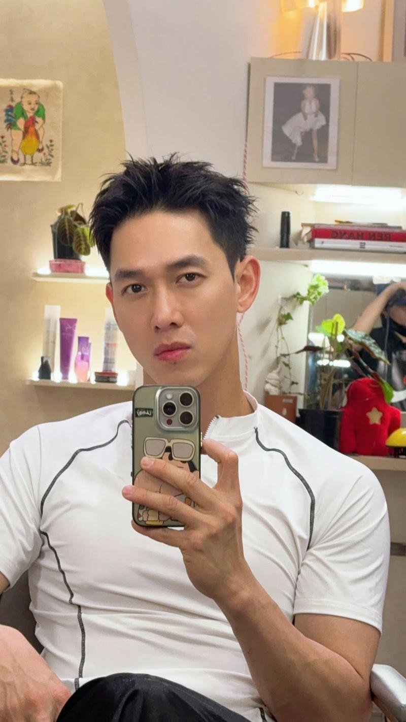 Chân dung Song Luân ánh nhìn xa đầy suy tư