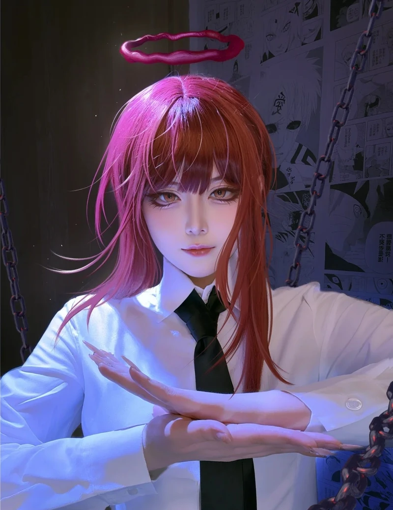 Cô gái trong bộ vest đỏ thể hiện Makima cosplay hoàn hảo