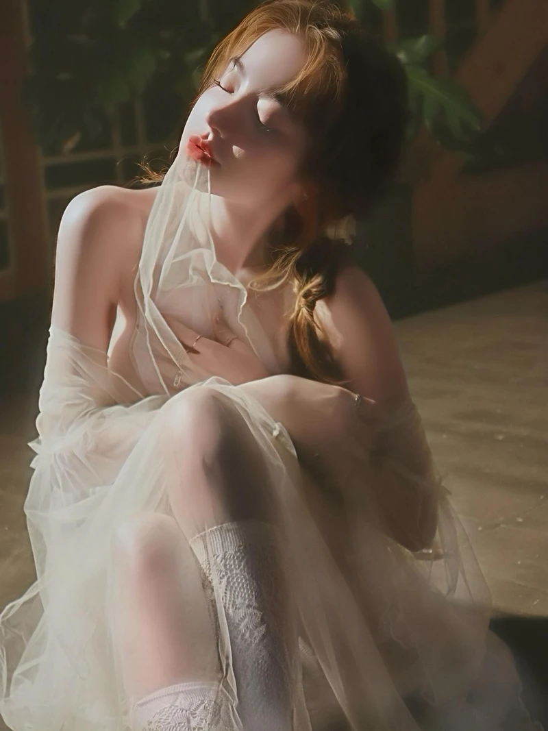 Elly Trần ngồi vắt vẻo sexy trên ghế tắm nắng