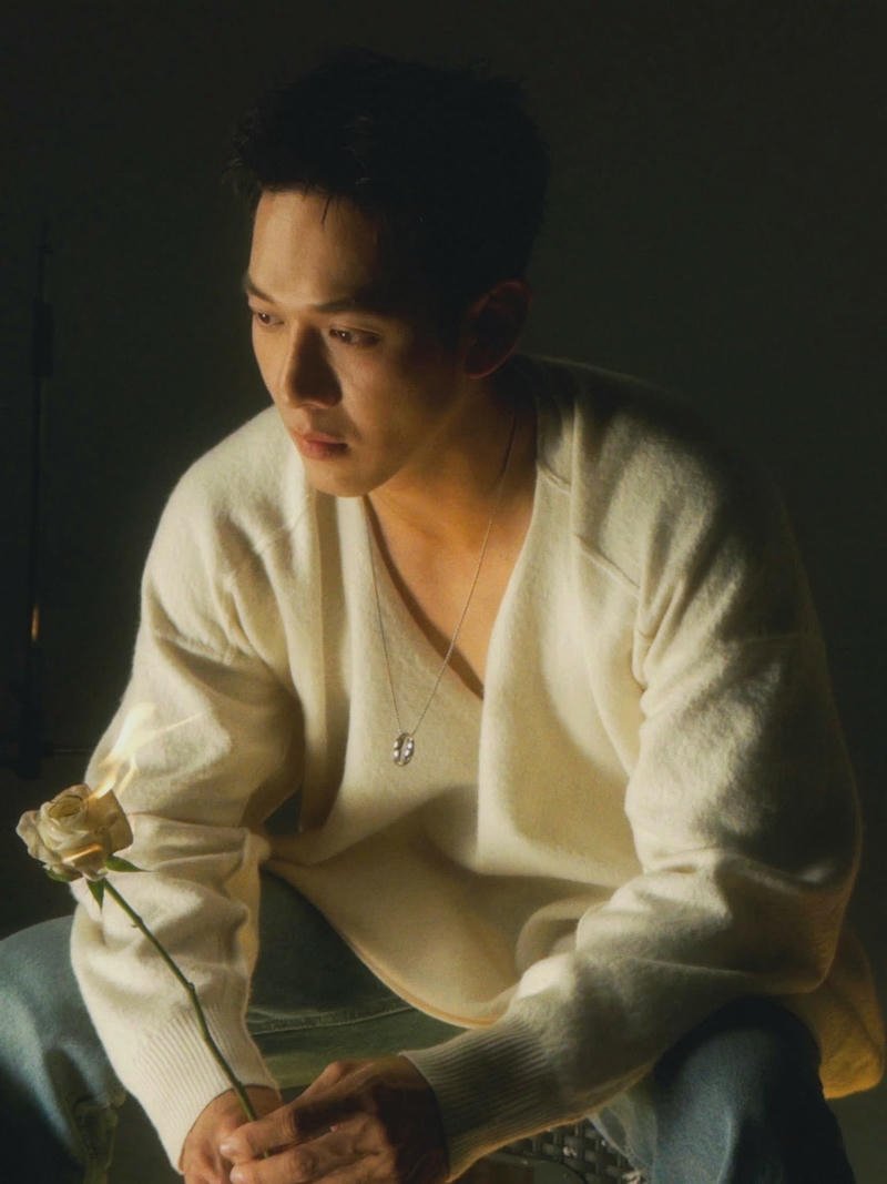 Gương mặt nam tính ánh nhìn sâu của Song Luân