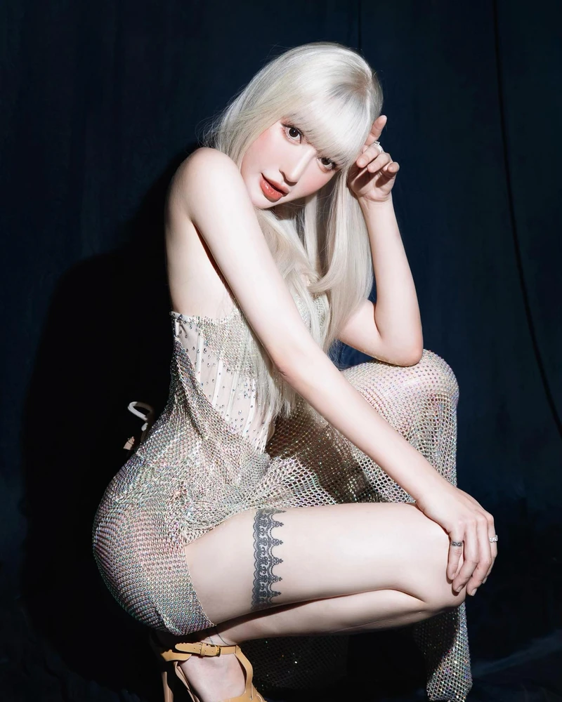 Hình ảnh Elly Trần bikini sexy với góc chụp tôn đường cong