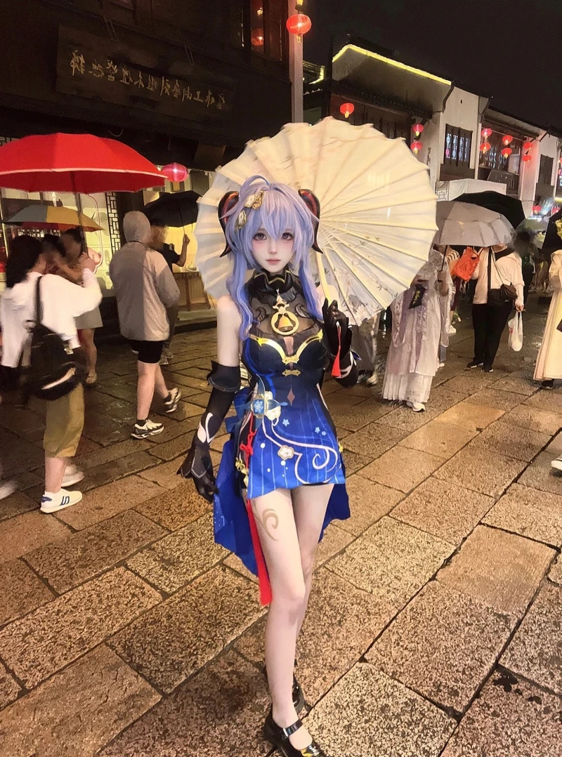 Hình ảnh Ganyu cosplay nổi bật với ánh nhìn trong trẻo