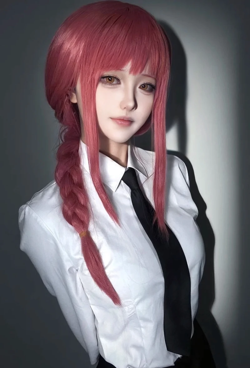 Hình ảnh Makima cosplay mang phong cách nữ quỷ bí ẩn