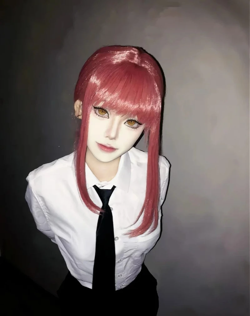 Hình ảnh Makima cosplay thể hiện ánh mắt nguy hiểm