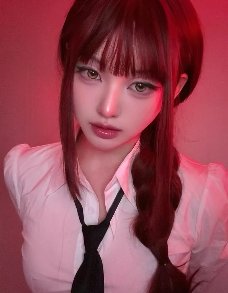 Hình ảnh Makima cosplay trong tư thế ngồi kiêu hãnh