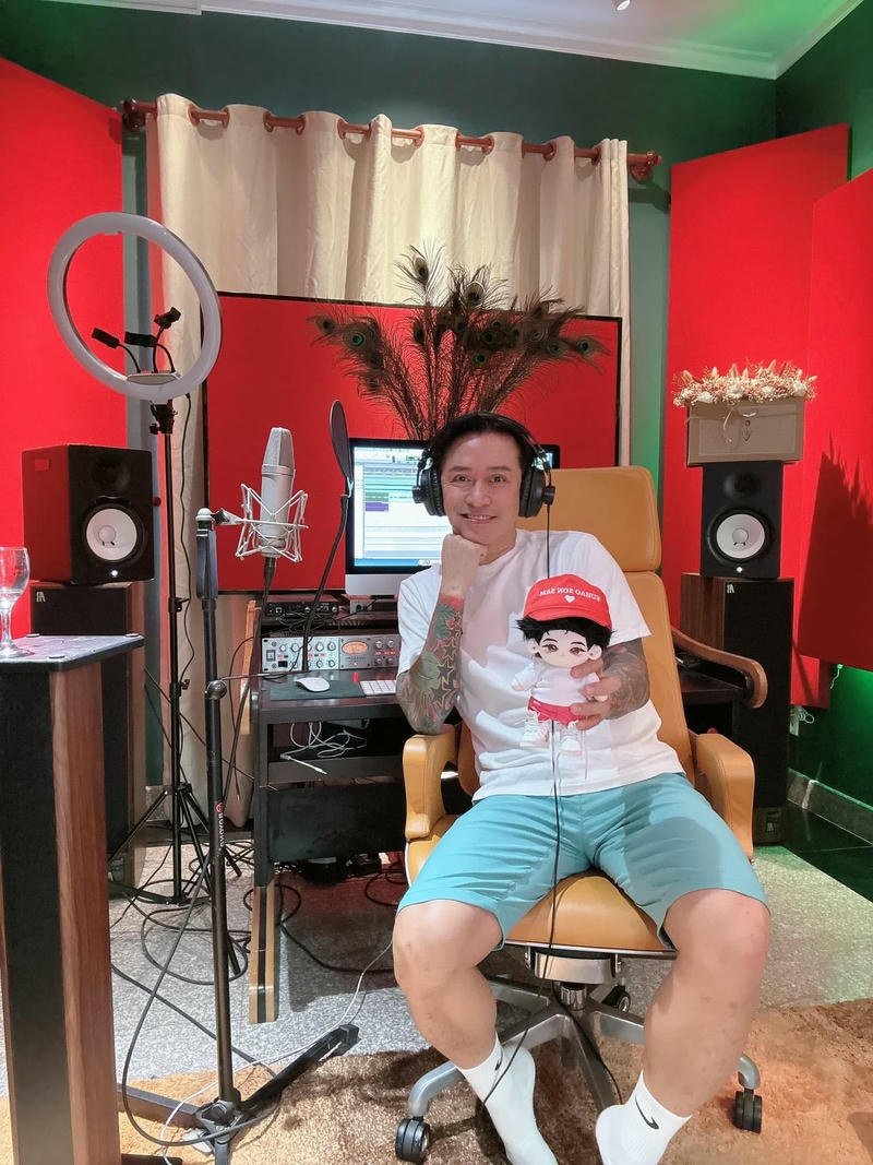 Khoảnh khắc Tuấn Hưng tập luyện phòng thu làm nền