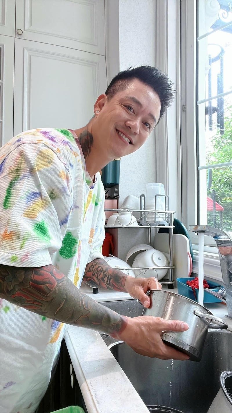 Khoảnh khắc đời thường Tuấn Hưng làm hình nền điện thoại