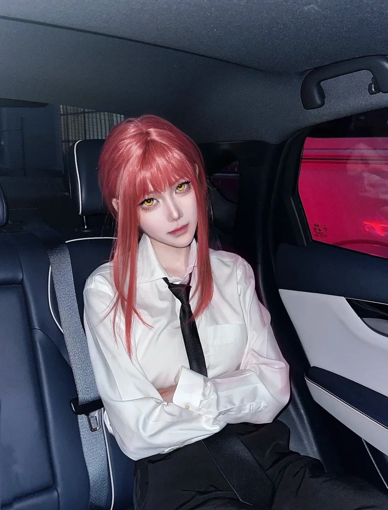 Makima cosplay mang đến cảm giác vừa dịu dàng vừa nguy hiểm