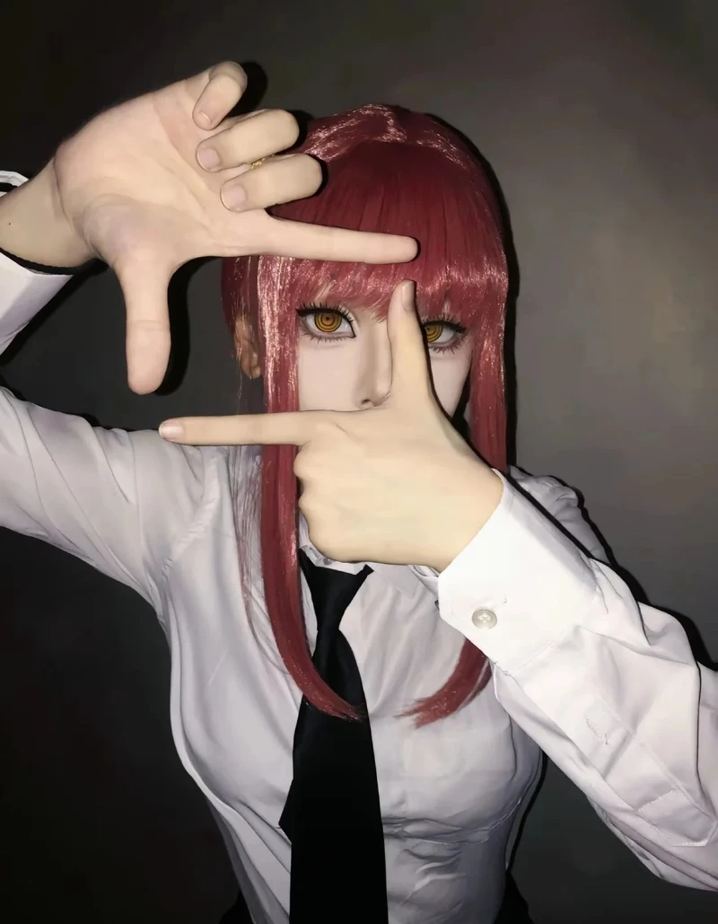 Makima cosplay nổi bật trong outfit vest đỏ sang chảnh