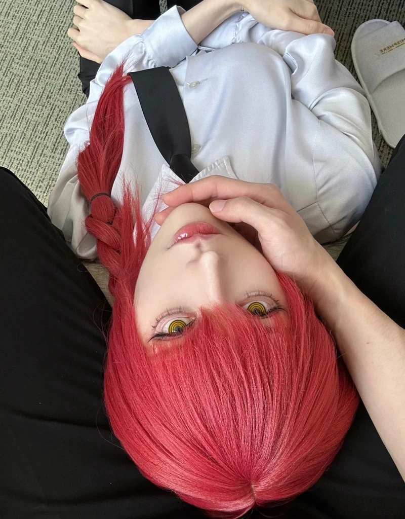 Makima cosplay tạo dáng đầy nghệ thuật và tự tin
