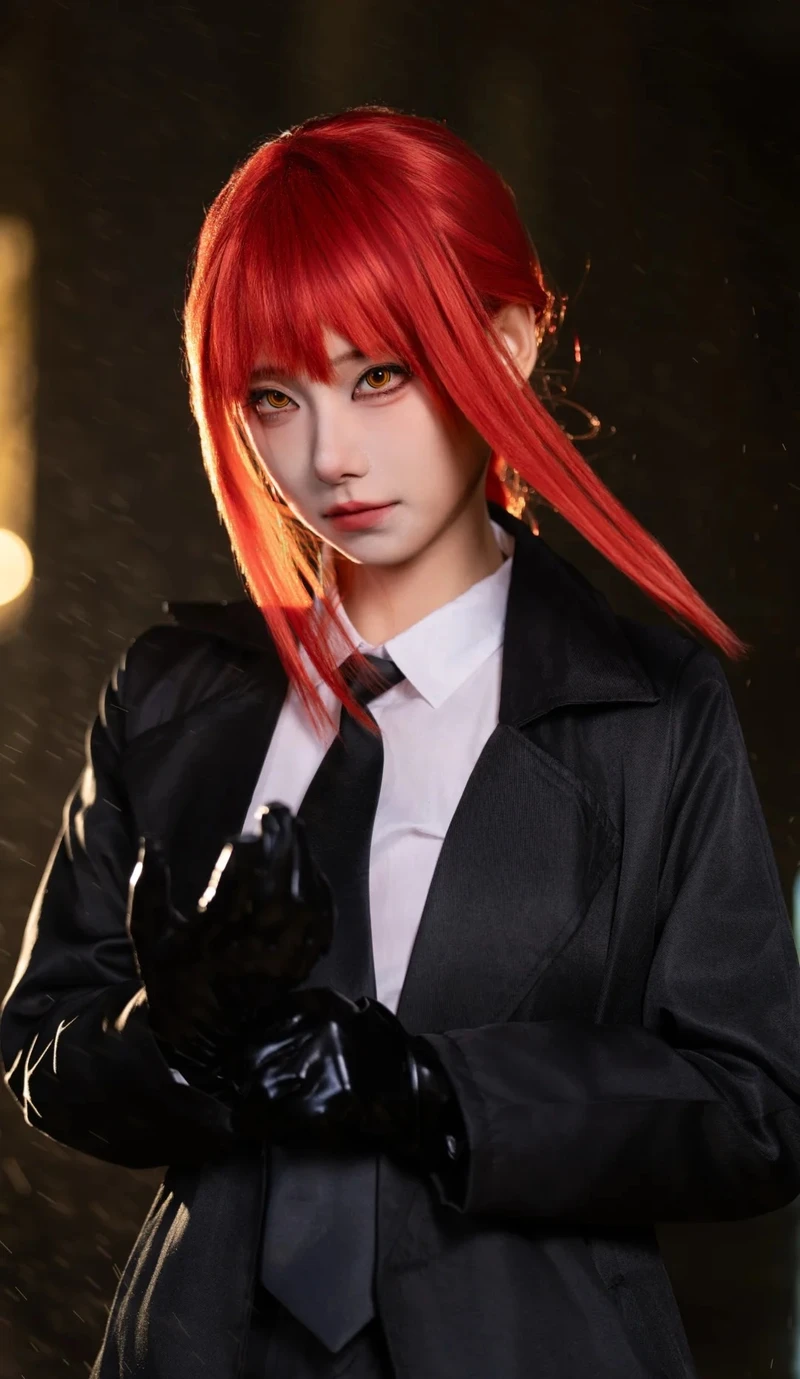 Makima cosplay tạo dáng ngồi đầy khí chất nữ cường