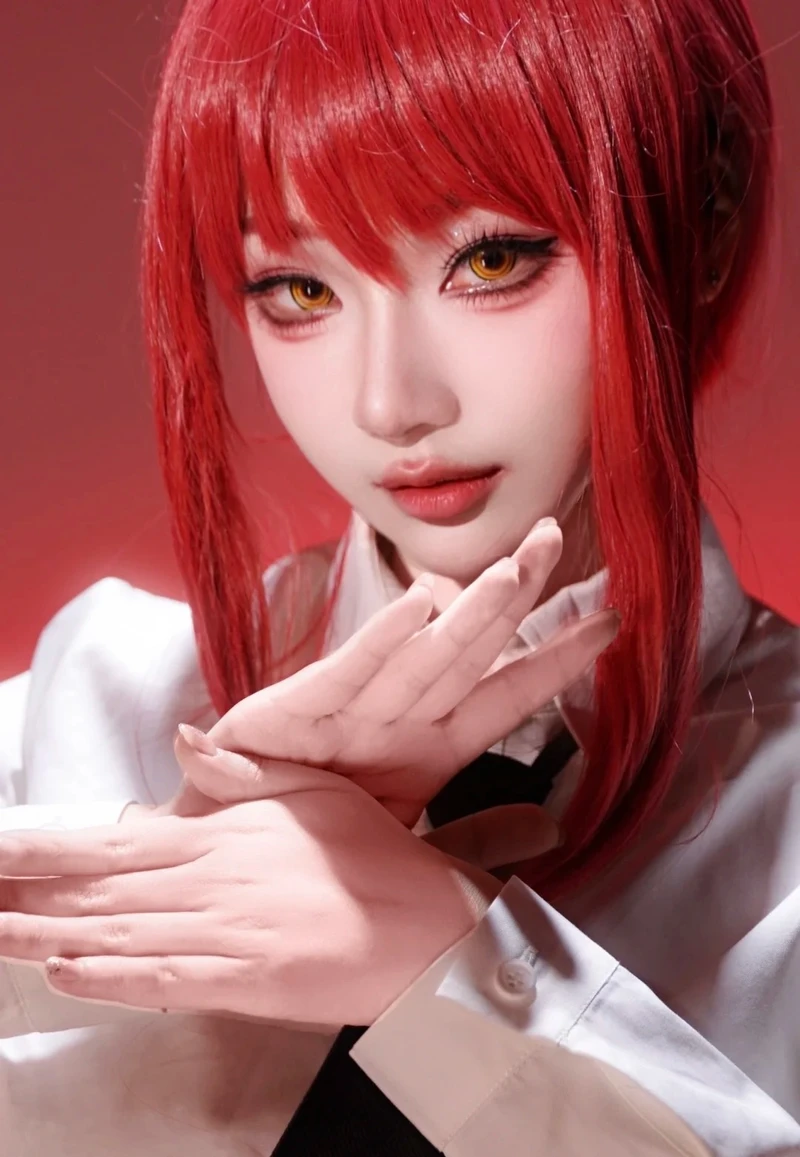 Makima cosplay thể hiện phong cách nữ cường quyền uy