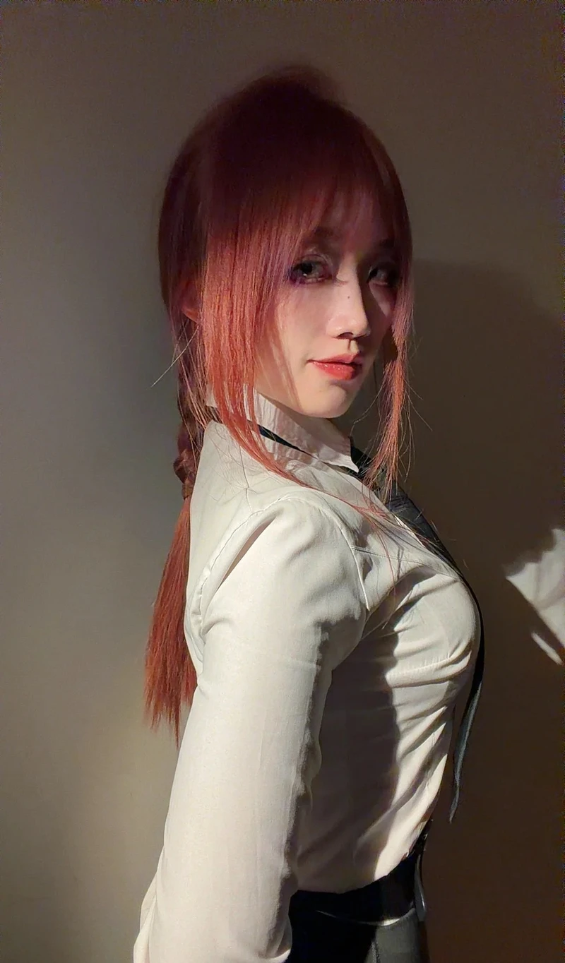 Makima cosplay với mái tóc đỏ bay nhẹ trong gió