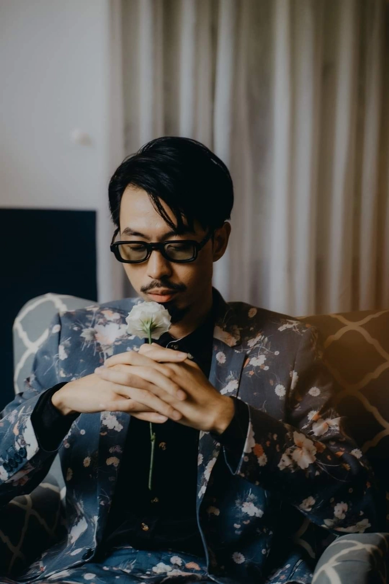 Rapper Đen Vâu làm nền tone tối giản