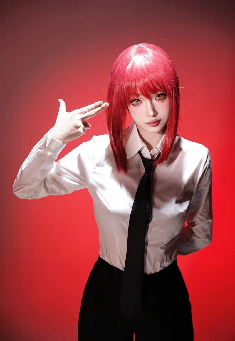 Sự kết hợp màu sắc làm ảnh Makima cosplay thêm chiều sâu