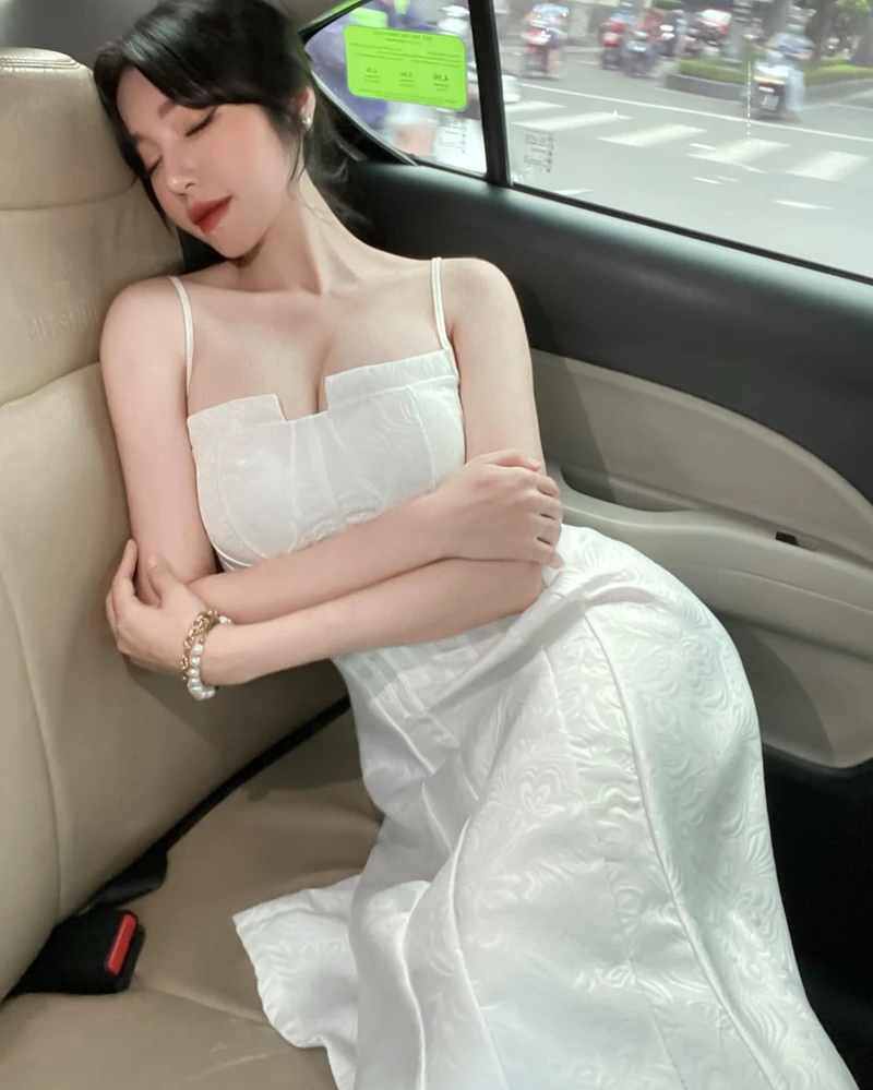 Vẻ đẹp tươi mới gợi tình của Elly Trần dưới nắng biển