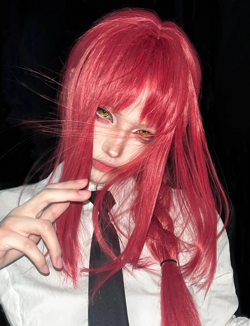 Vẻ mặt lạnh lùng nhưng cực kỳ thu hút của Makima cosplay